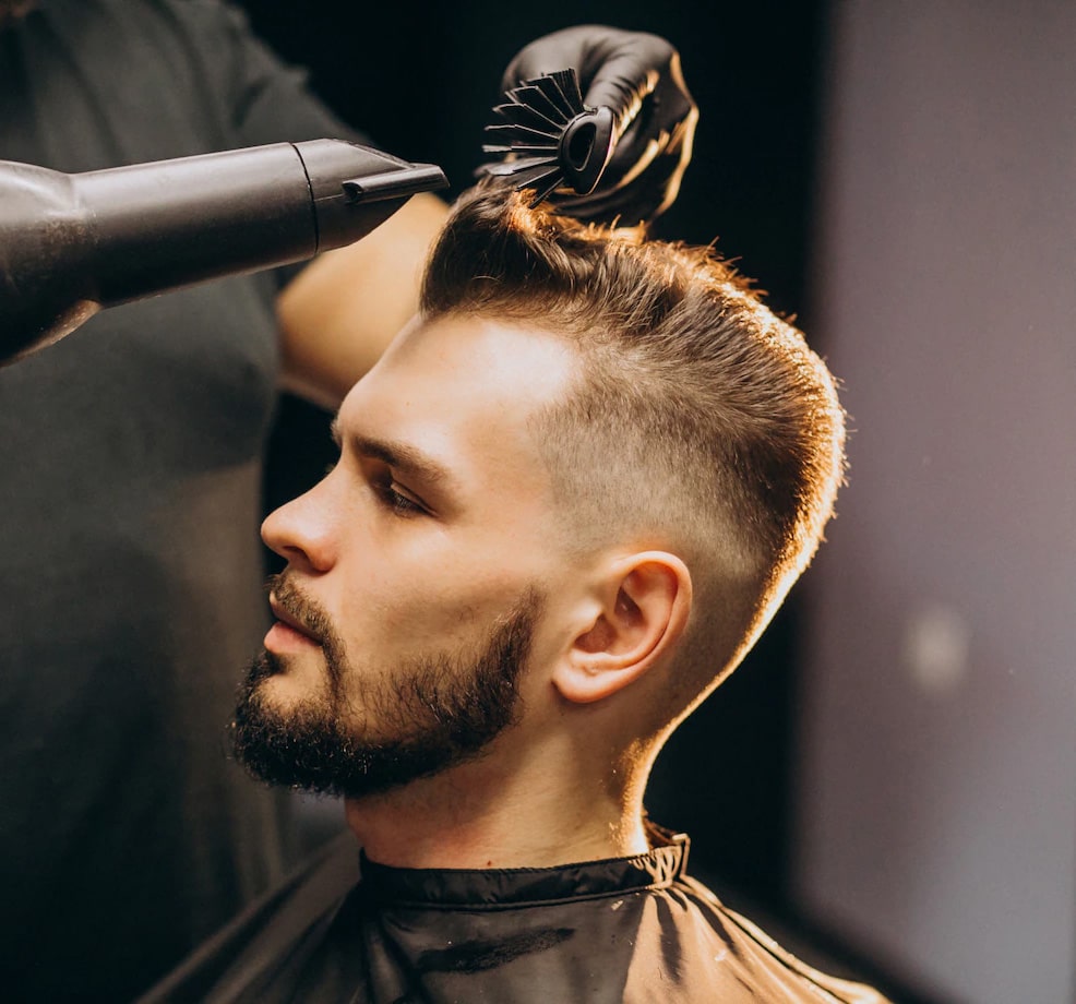 Barbeiro secando o cabelo do cliente