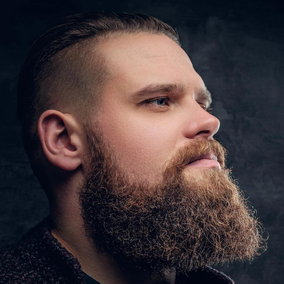 Homem branco, barbudo